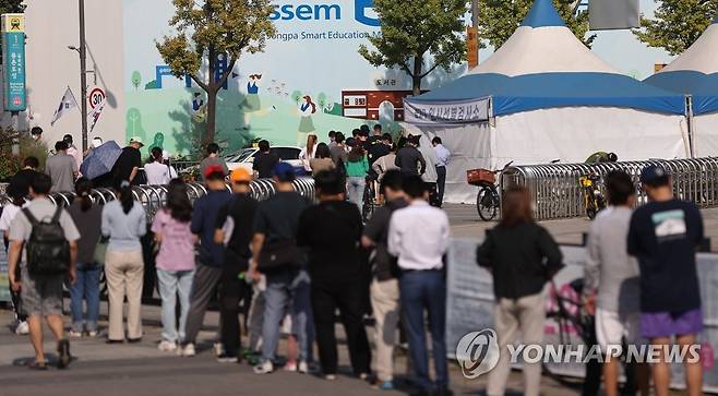 확산 지속 (서울=연합뉴스) 서명곤 기자 = 1일 오전 서울 송파구 올림픽공원 앞에 설치된 임시선별검사소에서 시민들이 코로나19 검사를 받기 위해 줄을 서있다. 2021.10.1 seephoto@yna.co.kr