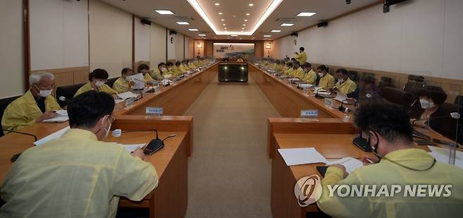 속초시 코로나19 대책회의 [속초시 제공.재판매 및 DB금지]