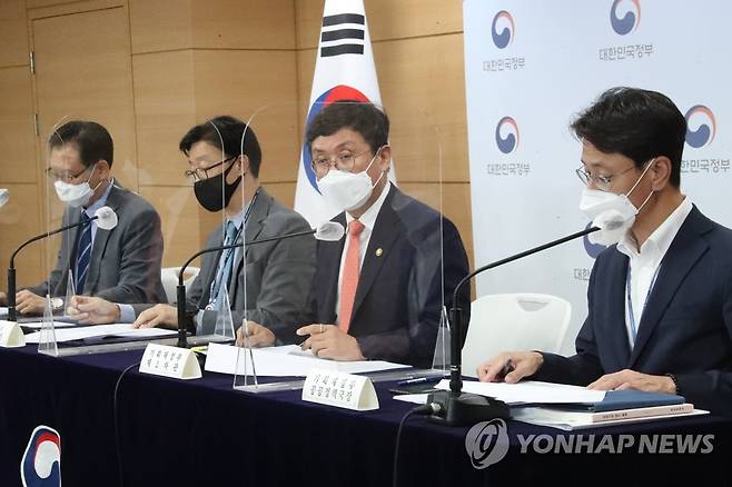 공공기관 경영평가제도 개편방안 브리핑 (서울=연합뉴스) 김승두 기자 = 안도걸 기재부 2차관이 지난 8월 31일 정부서울청사 브리핑실에서 김준기 서울대 교수와 조세연 공공기관연구센터 소장 등과 함께 공공기관 경영평가제도 개편방안에 대한 브리핑을 하고 있는 모습. [연합뉴스 자료사진]