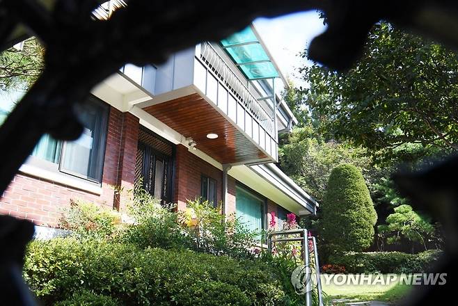 김만배 씨 누나가 구입한 연희동 윤석열 부친 주택 (서울=연합뉴스) 화천대유 대주주인 김만배 씨의 누나가 구입한 서울 서대문구 연희동 윤석열 부친 주택. 2021.9.30 [국회사진기자단] toadboy@yna.co.kr