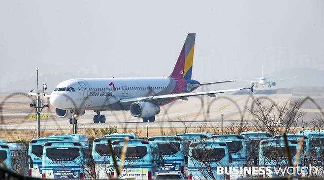 대한항공 리무진 버스 앞에 아시아나항공 여객기/사진=이명근 기자 qwe123@