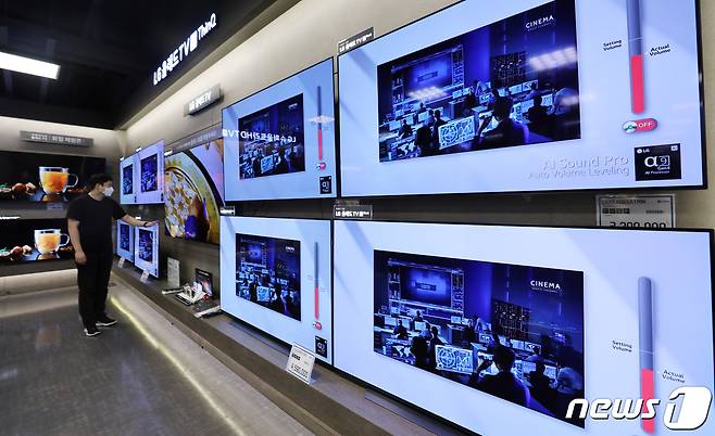 반도체 공급 부족으로 올 상반기 TV 가격이 약 20% 오른 것으로 나타난 가운데 23일 서울의 한 대형마트에 TV가 진열되어 있다.. 2021.9.23/뉴스1 © News1 박지혜 기자
