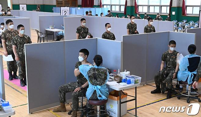 30세 미만 군 장병 88%가 코로나19 백신 1차 접종을 마쳤다고 국방부가 밝힌 24일 경기 고양시 육군 9사단(백마부대)에서 장병들이 백신을 맞고 있다. (사진은 기사 내용과 무관함) 2021.6.24/뉴스1 © News1 국회사진취재단