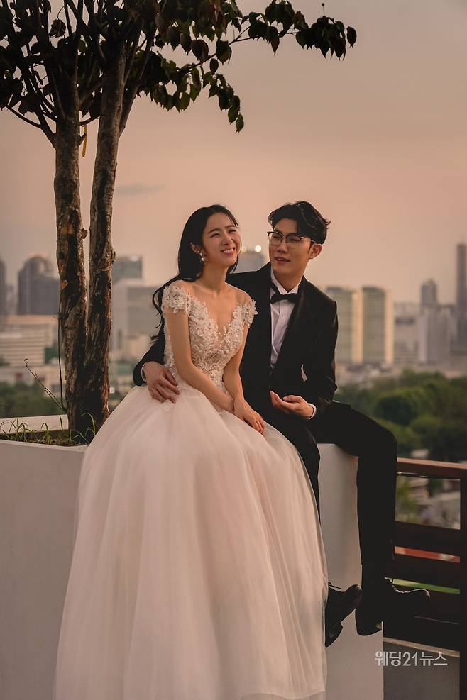 사진 : 웨딩드레스 이명순웨딩드레스,&nbsp;슈트 스플렌디노,&nbsp;포토그래퍼 정우(로미오프렌즈),&nbsp;영상 웨딩미,&nbsp;헤어 이혜진 (정샘물인스피레이션이스트점),&nbsp;메이크업 장정금 (정샘물인스피래이션이스트점),&nbsp;스타일리스트 정민경(퍼스트비주얼),&nbsp;웨딩디렉팅 봉드(해피메리드컴퍼니),&nbsp;플라워 닉스플로스,&nbsp;제품협찬 디바이디