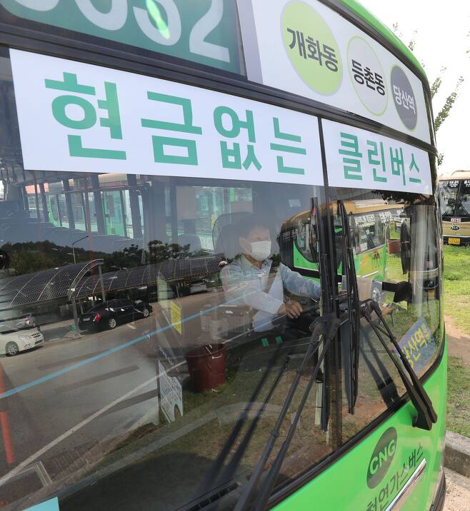 2021년 10월 1일 서울 강서공영차고지에서 운전기사가 '현금 없는 버스' 운행을 준비하고 있다. 버스 곳곳에는 현금 없는 버스라는 안내문이 붙어있고, 현금통이 있던 자리에 돈통은 치워져 있다. / 오종찬 기자