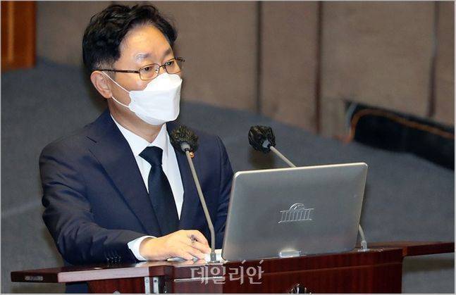 박범계 법무부 장관이 지난달 13일 국회 본회의에서 열린 정치 분야 대정부 질문에 출석해 질의에 답변하고 있다. ⓒ데일리안 박항구 기자