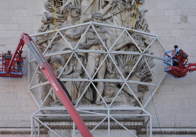 개선문의 앞 뒤에 설치된 조각상을 보호하기 위해 스틸 구조물이 설치되고 있는 모습. 2021년 7월 20일 파리. ─ 사진: Wolfgang Volz, ⓒ2021 Christo and Jeanne-Claude Foundation