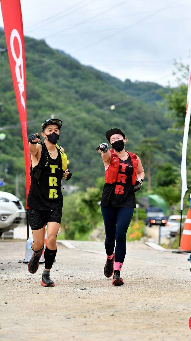 황용환(왼쪽) 김미정 씨 부부가 트레일러닝 대회에서 결승선을 통과하고 있다. 황용환 씨 제공.