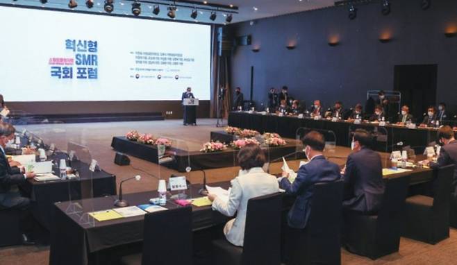 올해 4월 14일 서울 여의도에서 열린 혁신형 소형모듈원전(SMR) 국회포럼 현장. 한국수력원자력과 한국원자력연구원은 2012년 표준설계인가를 받은 SMR인 SMART를 개량해 경제성, 안전성이 대폭 향상된 ‘혁신형 SMR’을 개발 중이라고 밝혔다. 2028년까지 인허가 획득 후, 2030년 본격적으로 원전 수출시장에 뛰어든다는 목표다. 한국원자력연구원 제공