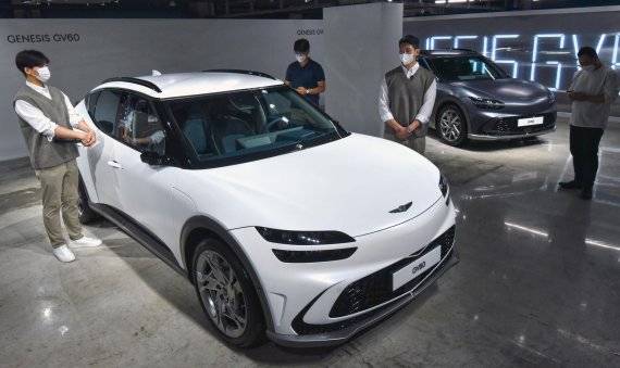 제네시스는 지난 달 30일 서울 강남구 압구정로 한 카페에서 첫 전용 전기차 'GV60(지 브이 식스티)'를 최초 공개했다. 판매 가격은 스탠다드 후륜 모델 5990만원(친환경차 세제혜택 및 개별소비세 3.5% 반영 기준), 스탠다드 사륜 모델 6459만원(19인치 기준), 퍼포먼스 모델 6975만원이다. 사진=서동일 기자