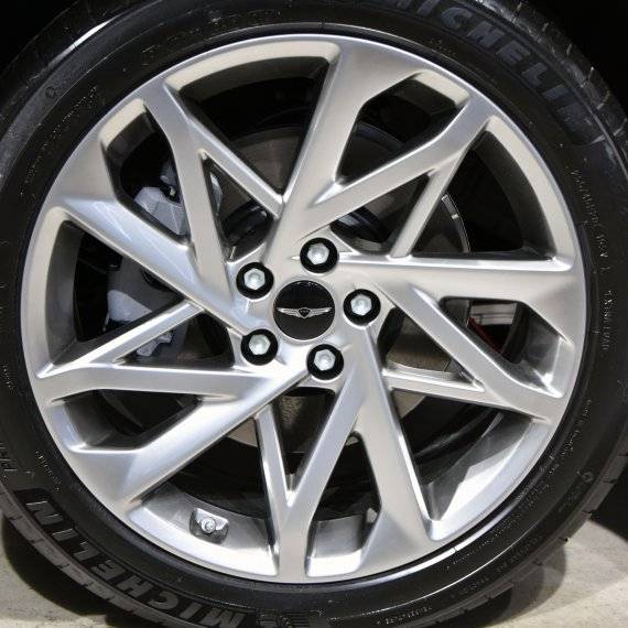 제네시스는 지난 달 30일 서울 강남구 압구정로 한 카페에서 첫 전용 전기차 'GV60(지 브이 식스티)'를 최초 공개했다. 판매 가격은 스탠다드 후륜 모델 5990만원(친환경차 세제혜택 및 개별소비세 3.5% 반영 기준), 스탠다드 사륜 모델 6459만원(19인치 기준), 퍼포먼스 모델 6975만원이다. 사진=서동일 기자