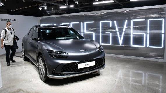제네시스는 지난 달 30일 서울 강남구 압구정로 한 카페에서 첫 전용 전기차 'GV60(지 브이 식스티)'를 최초 공개했다. 판매 가격은 스탠다드 후륜 모델 5990만원(친환경차 세제혜택 및 개별소비세 3.5% 반영 기준), 스탠다드 사륜 모델 6459만원(19인치 기준), 퍼포먼스 모델 6975만원이다. 사진=서동일 기자