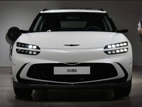 제네시스는 지난 달 30일 서울 강남구 압구정로 한 카페에서 첫 전용 전기차 'GV60(지 브이 식스티)'를 최초 공개했다. 판매 가격은 스탠다드 후륜 모델 5990만원(친환경차 세제혜택 및 개별소비세 3.5% 반영 기준), 스탠다드 사륜 모델 6459만원(19인치 기준), 퍼포먼스 모델 6975만원이다. 사진은 두 줄 디자인의 쿼드램프. 사진=서동일 기자