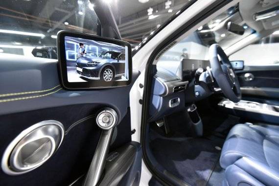 제네시스는 지난 달 30일 서울 강남구 압구정로 한 카페에서 첫 전용 전기차 'GV60(지 브이 식스티)'를 최초 공개했다. 판매 가격은 스탠다드 후륜 모델 5990만원(친환경차 세제혜택 및 개별소비세 3.5% 반영 기준), 스탠다드 사륜 모델 6459만원(19인치 기준), 퍼포먼스 모델 6975만원이다. 사진은 카메라와 모니터 시스템이 연결된 디지털 사이드 미러. 사진=서동일 기자