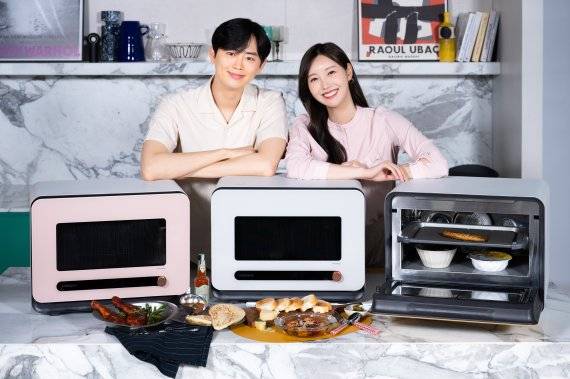 삼성전자 모델이 비스포크 큐커를 소개하고 있다. 삼성전자 제공