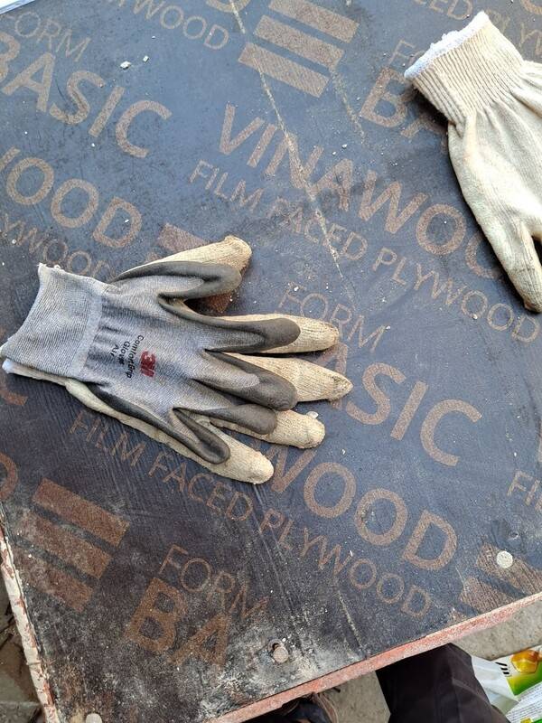 여성 건설노동자 ㄴ씨가 쓰리엠(3M)에서 직접 구매한 장갑(위)과 현장에서 보급받은 장갑(아래)을 겹쳐 놓고 찍은 사진. 길이와 너비 차이가 확연히 드러난다.