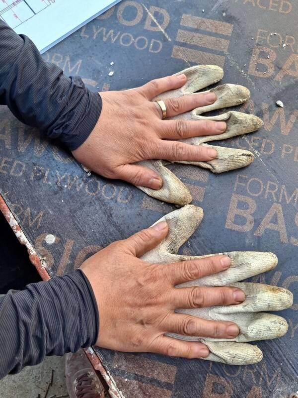 여성 건설노동자 ㄷ씨가 보급받은 장갑과 손 크기를 대보고 있다. 장갑이 손가락 마디 두개 정도 더 크다. 송주현 민주노총 건설산업연맹 정책실장은 “이처럼 목장갑 사이즈가 크면, 재료나 작은 못을 집기 어렵다. 현장에서 보급되는 안전장비들이 맞지 않는 경우가 많아 여성 노동자들은 각자 맞는 안전장비를 사서 쓰는 경우가 비일비재하다”고 했다.