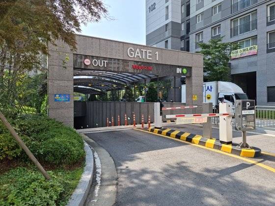 A아파트는 출입구의 차단바 길이를 3m에서 2m로 줄였다. 배달 오토바이의 시간 단축을 위해서다. 심석용 기자