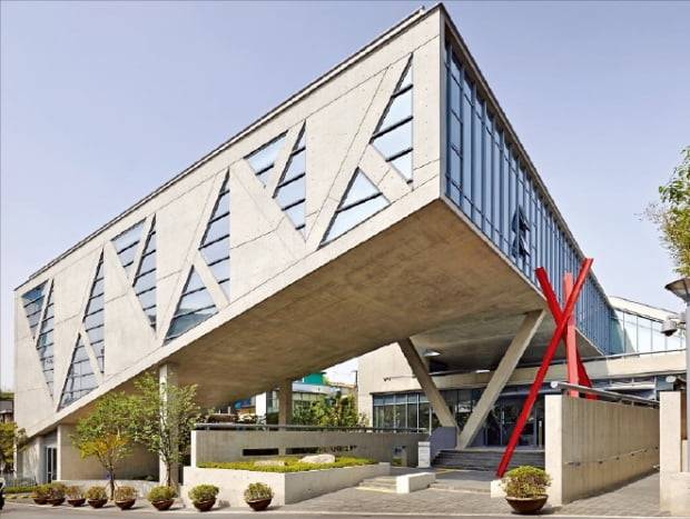 도심 주택가의 완만한 경사지를 절묘하게 활용한 서울 혜화동 JCC크리에이티브센터.  재능교육 제공