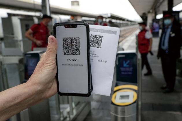 코로나19 보건증 제시하는 프랑스 열차 승객.(/연합뉴스)