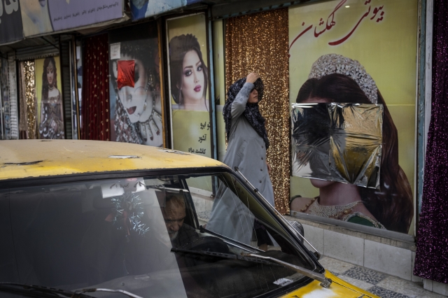 탈레반이 아프간을 장악한 이후 미용실 외부를 장식했던 여성의 이미지들이 제거되거나 가림 처리됐다. AP뉴시스