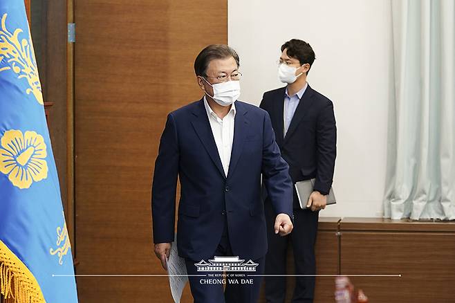 ▲ 문재인 대통령이 9월27일 청와대에서 열린 수석·보좌관 회의에 참석하고 있다. 사진=청와대 홈페이지