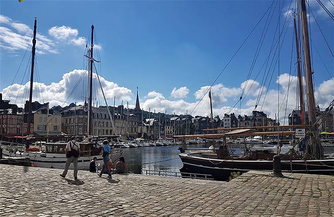 아름다운 풍경의 옹플뢰르는 요트를 타는 사람들이 즐겨 찾는 곳이기도 하다. /사진=송경은 기자