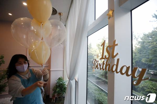 (서울=뉴스1) 이승배 기자 = 신종 코로나바이러스 감염증(코로나19) 사회적 거리두기 단계(수도권 4단계, 비수도권 3단계)가 오는 4일부터 17일까지 2주간 연장된다. 다만 결혼식·돌잔치·실외 스포츠 영업시설에 한해 방역 제한을 완화해 돌잔치의 경우 기존 3단계에서 최대 16명까지, 4단계에 사적모임 인원 제한 범위 내에서 가능한데 접종 완료자로만 인원을 추가할 경우 최대 49명까지 허용된다.  1일 오후 서울 은평구 소규모 돌잔치, 파티 공간 대여 고이담 스튜디오에서 관계자가 물품을 정리하고 있다. 2021.10.1/뉴스1