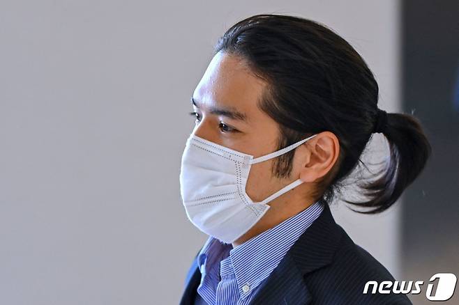 나루히토 일왕의 조카인 마코 공주와 결혼을 약속한 고무로 게이가 27일(현지시간) 미국 유학 약 3년 만에 도쿄 나리타 국제공항을 통해 입국하고 있다. 2021.9.27./사진=(도쿄 AFP=뉴스1)