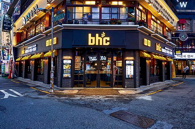 지난 9월 29일 BBQ가 bhc 박현종 회장을 상대로 낸 ‘영업비밀침해’ 금지 민사소송 1심 판결에서 bhc가 승소했다. bhc 매장 전경/사진제공=bhc