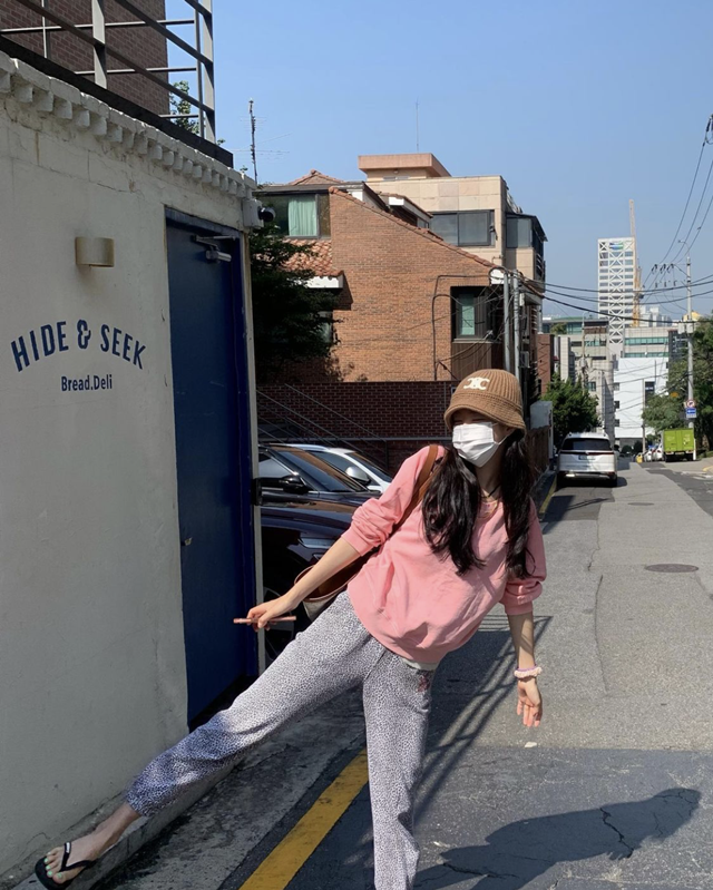 에이핑크 손나은이 모자에 맨투맨 티셔츠 차림으로 휴식을 취하고 있는 일상을 공개했다. /사진출처=손나은 인스타그램
