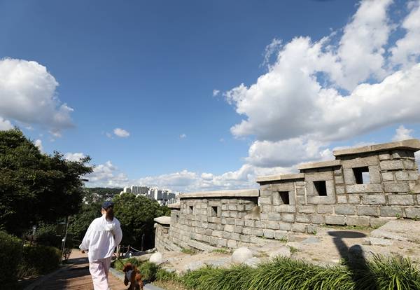 지난 9월 8일 서울 종로구 낙산공원에서 시민들이 산책하는 모습./사진=뉴시스