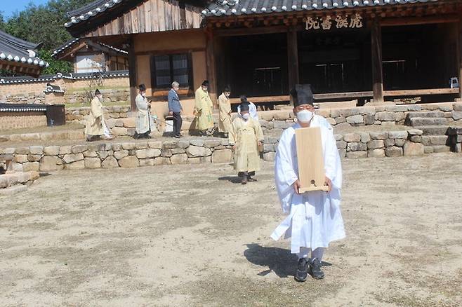 진성 이씨 상계 종택 운영위원회 및 문중 관계자들이 지난달 30일 경북 안동의 호계서원 사당인 존도사(尊道祠)에서 선조인 퇴계 이황 선생의 위패를 사당 밖으로 모셔 나가고 있다. 경북=뉴시스