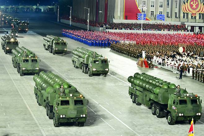 지난해 10월 10일 평양서 열린 노동당 창건 75주년 열병식에서 신형 지대공미사일 탑재차량으로 추정되는 차량들이 행진하고 있다. 북한이 1일 시험발사했다고 밝힌 지대공미사일로 추정된다. 노동신문·뉴스1