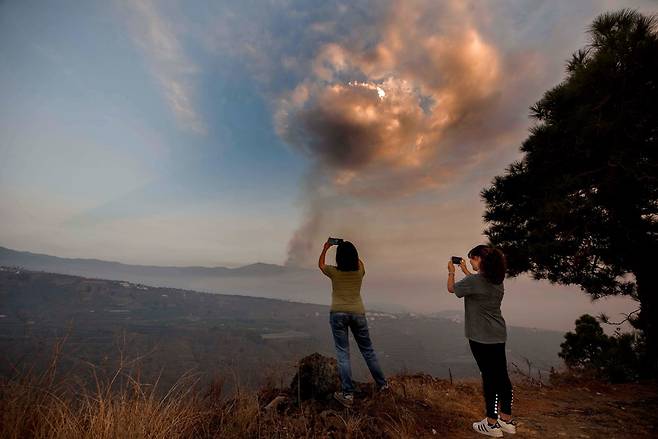 지난 1일 화산 폭발 여파로 생긴 연기를 촬영하는 주민들. 사진=로이터 연합뉴스