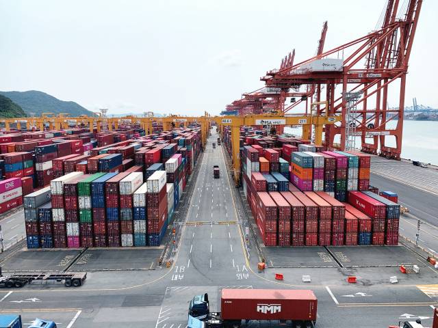 지난 23일 오후 부산 강서구 부산신항에 하역이 지체된 컨테이너들이 최대 6단 높이로 쌓여 있다. 코로나19 사태 장기화로 글로벌 해운 물류 대란으로 국내 최대 물류 항구인 부산항이 몸살을 앓고 있다./서종갑기자