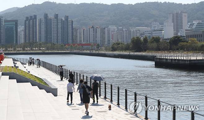 도심 산책 [연합뉴스 자료사진]