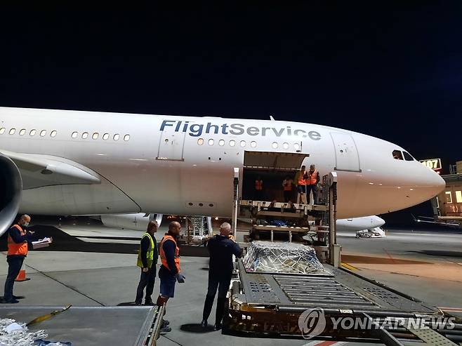 지난 1일(한국시간) 루마니아 부카레스트 오토페니 공항에서 선적되는 화이자 백신 [주루마니아한국대사관 제공]