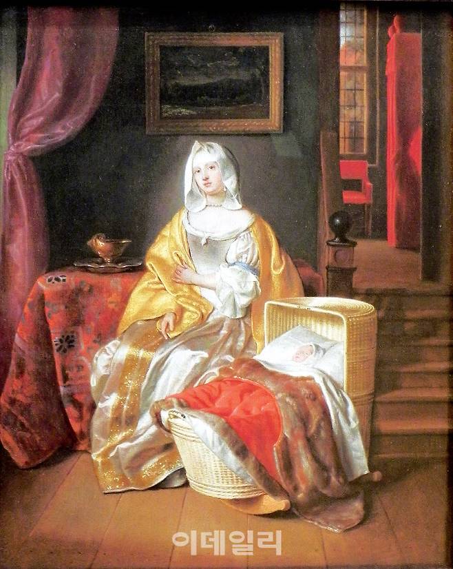 사뮈엘 반 호흐스트라텐이 1670년경 그린 ‘요람 곁에 있는 어머니’. 렘브란트의 공방에서 도제생활을 했다는 반 호흐스트라텐은 대상을 실물인 듯 착각할 정도로 재현해 이름이 높았다. 버들가지로 짠 아기요람, 금빛자수를 입힌 어머니 옷 등 사물을 튀어나올 듯 묘사한 작품은 그 사실적 작업 중 한 점이다. 캔버스에 유채, 46×40㎝, 독일 네덜란드미술관 소장.