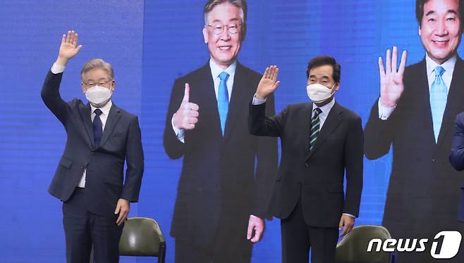 이재명(왼쪽), 이낙연 더불어민주당 대선 경선 후보가 2일 오후 부산 동구 부산항컨벤션센터에서 열린 '부산·울산·경남 합동연설회' 결과 발표 후 손을 흔들고 있다. 2021.10.2/뉴스1 © News1 여주연 기자