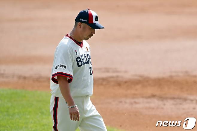 3일 오후 서울 송파구 잠실야구장에서 열린 '2021 프로야구 신한은행 SOL KBO리그' 삼성 라이온스와 두산 베어스의 경기에서 2/3이낭동안 7실점한 두산 선발 유희관이 강판당하고 있다. 2021.10.3/뉴스1 © News1 황기선 기자