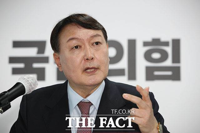 고발사주 의혹 당사자들이 모두 부인하는 상황에서 공을 넘겨받은 공수처가 실체를 파악할 수 있을지 주목된다.사진은 윤석열 국민의힘 대선 예비 후보. /남윤호 기자