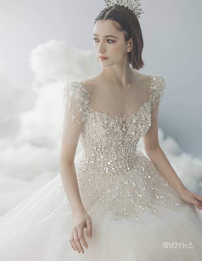 사진 : 웨딩드레스 쥬빌리브라이드,&nbsp;포토그래퍼 유창환(앤유스튜디오),&nbsp;모델 발레리아,&nbsp;헤어 설영 메이크업 유진(설영),&nbsp;플라워 닉스플로스,&nbsp;제품협찬 로제블랑