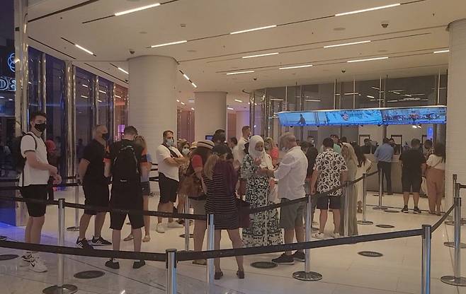 지난 달 30일(현지시간) 두바이 최고 관광지 중 하나인 세계 최고층 건축물 부르즈 할리파에서 관광객들이 전망대에 올라가기 위해 줄을 서고 있다./송기영 기자