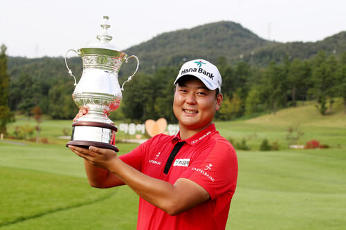 함정우가 3일 경기도 여주 페럼클럽에서 열린 현대해상 최경주 인비테이셔널에서 우승한 뒤 기뻐하고 있다. KPGA 제공