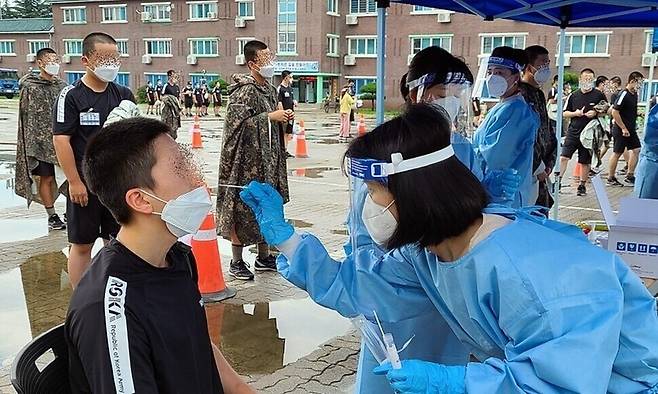 지난 7월7일 충남도 감염병관리지원단과 논산시 의료진이 육군훈련소에서 코로나19 검사를 하고 있다. 논산시 제공