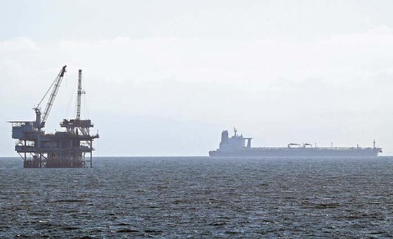 지난달 20일 미국 캘리포니아 해안에서 바라본 원유·가스 해양 플랜트의 모습. [AFP=연합뉴스]