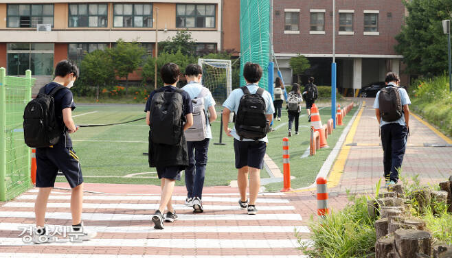 서울 한 중학교에서 학생들이 등교를 하고 있다. 기사 내용과 무관함 /사진공동취재단