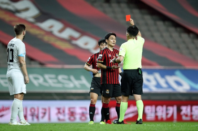 FC 서울 고광민이 3일 서울월드컵경기장에서 열린 2021 하나원큐 K리그1 대구 FC와의 경기에서 퇴장당하고 있다. 한국프로축구연맹 제공