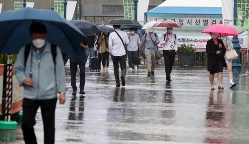 가을비 내리는 서울. 사진은 본 기사와 무관. [사진 출처 = 연합 뉴스]